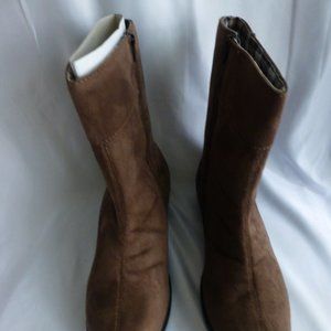 Boot mid thigh, soft velvety exterior very sturdy base and build